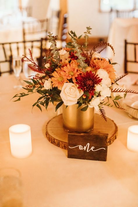 Fall Table Number Ideas, Eclectic Wedding Decor Centerpieces, Maple Wedding, Simple Elegant Flower Centerpieces, Autumnal Wedding Centerpieces, Simple Autumn Wedding Centerpieces, Fall Event Centerpieces, Wedding Table Autumn, Fall Reception Table Decorations