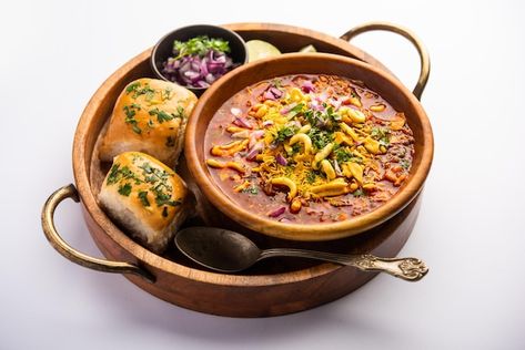 Misal pav is a popular maharashtrian str... | Free Photo #Freepik #freephoto #chaat #indian-snacks #indian-curry #indian-cuisine Chaat Indian, Snacks Indian, Misal Pav, Veg Protein, Protein Goals, Curry Indian, Multigrain Bread, Food To Eat, Popular Food