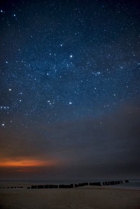 Oh you know. Just another gorgeous starry night on the beach. Starry Beach Night, Night On The Beach, Book Vibes, Ocean Treasures, Mind Set, Beach Night, Sky Sea, Beach Wallpaper, San Lorenzo