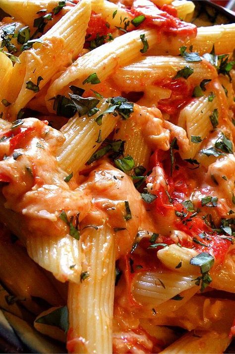 Tomato Basil Penne Pasta | "So delicious and very versatile! I made this last night for dinner modifying it to fit what I had on hand." #pasta #pastarecipes #pastainspiration #pastadinner #pastaideas #pastadinner #pastaideas Easy Entertaining Dinner, Penne Pasta Recipe, Slow Cooker Bolognese, Creamy Pasta Bake, Smoked Salmon Pasta, Penne Pasta Recipes, Pasta Penne, Meat Lasagna, Homemade Gnocchi