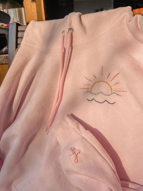 Pink Embroidered Sweatshirt, Diy Sweatshirt Embroidery, Embroidered Crewneck Diy, Diy Hand Embroidered Sweatshirt, Embroidered Sweatshirt Ideas, Crewneck Diy, Diy Embroidered Sweatshirt, Embroidered Sunset, Hand Embroidery Sweatshirt