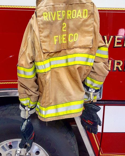 Firefighter Outfit, Firefighter Jacket, Firefighter Brotherhood, Female Firefighter, Fire Brigade, Motivational Pictures, Christmas Celebration, Fire Truck, Women's Costumes