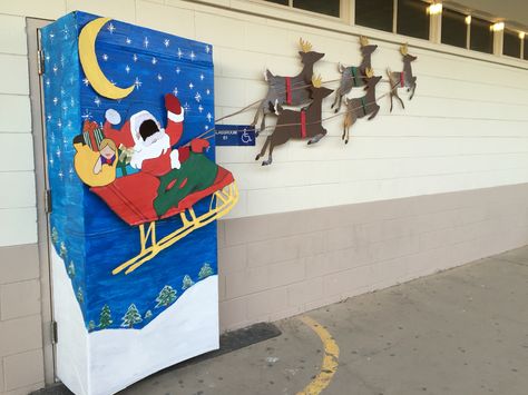 Santa Sleigh Door Decoration, Christmas Door Decorating, Santa On His Sleigh, Classroom Door Decorating, Christmas Doors, Christmas Door Decorating Contest, Tutorial Class, School Door Decorations, Door Decorating Contest