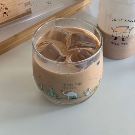 Cheengu Brown, Ice Chocolate Drink, Ig Makeup, Aesthetic Drinks, Chai Recipe, Ice Coffee, Coffee Aesthetic, Aesthetic Coffee, Chocolate Drinks