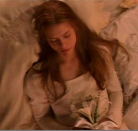 Juliet Baz Luhrmann, Leonardo Dicaprio Romeo, Verona Beach, Romeo Juliet 1996, Juliet Capulet, Tragic Love Stories, The Prophecy, Baz Luhrmann, Claire Danes