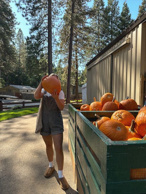 Overalls and uggs Pumpkin Patch Outfit, Fall Inspo, Fall Fits, Autumn Aesthetic, Outfit Inspo Fall, Pumpkin Patch, Fitness Inspiration, Outfit Inspirations, Photography