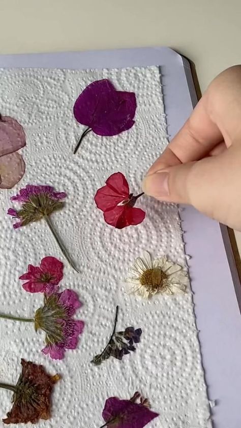 Making flowers sticks 🌸🌺🌼. [Video] en 2022 | Tutorial de arte, Artesanías bonitas, Manualidades sencillas y bonitas Making Flowers, Diy Home Decor Crafts, Flower Stickers, Pinterest Diy Crafts, Home Decor Crafts, Seni Dan Kraf, Pinterest Diy, Kraf Diy, Diy Crafts To Do