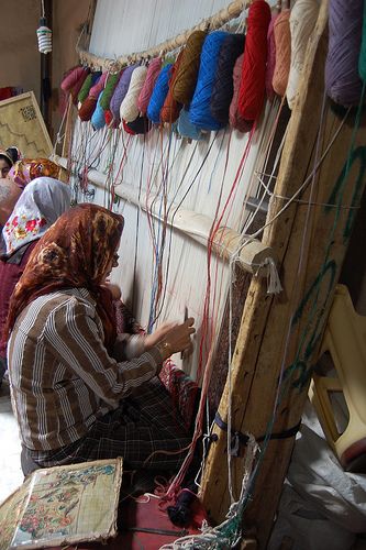 Carpet knotting, Iran Faig Ahmed, Persian People, Carpet Weaving, Hallway Carpet Runners, Classic Rugs, Carpet Design, Carpet Runner, Persian Carpet, Tunisia