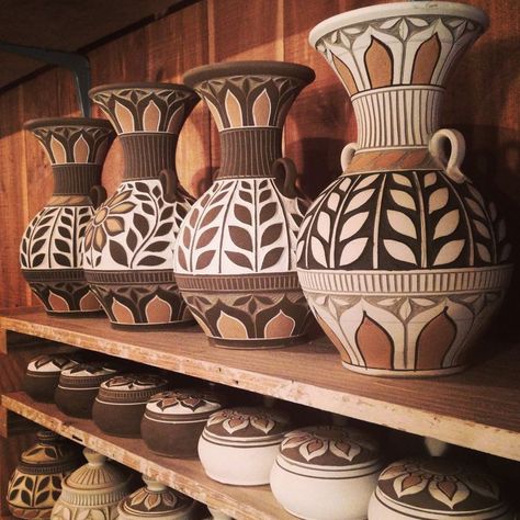 African Pottery, Native Pottery, Africa Art Design, Plant Store, African Inspired Decor, Painted Pots Diy, Pottery Painting Designs, African Decor, Store Ideas