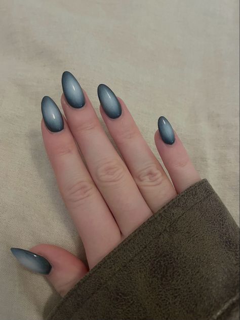 Center Gradient Nails, Circle Gradient Nails, Grey Nails Ideas Short, Blue And Grey Nail Ideas, Almond Acrylic Nails Designs Winter, Nails Degrade, Blue Gray Nails, Nails Blue Gradient, Blue Gradient Nails