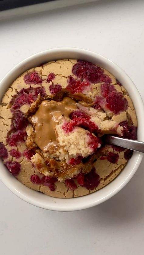 Biscoff raspberry baked oats - it should be illegal for it to be this good 😭 🥣Recipe🥣 1. Preheat the oven at 180C fan. 2. Mix 45g oat… | Instagram Ramekin Baked Oats, Baked Oats Raspberry, Baked Oats Ideas, Fast Late Night Snacks, Breakfast With Raspberries, Aesthetic Baked Oats, Oats Aesthetics, Baked Oats Aesthetic, Oven Baked Oats