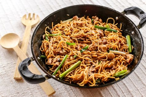 If you're looking for a real Pasta fusion dish then look no further, this copycat recipe is an Italian pasta cooked on an Asian wok Yellow Cab Charlie Chan Pasta Recipe, Charlie Chan Pasta Recipe, Yellow Cab Pizza, Fried Noodle, Charlie Chan, Mongolian Beef Recipes, Filipino Recipe, Asian Stir Fry, Filipino Foods