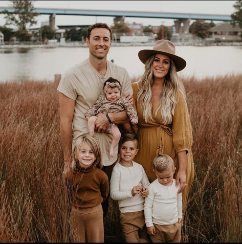 White And Brown Family Pictures, Desert Fall Family Photos, Green Cream Brown Family Photos Fall, Golden Hour Fall Family Photos, Camel Jacket Family Pixtures, Love Photography, Family Pictures, Photography Ideas, Family Photos