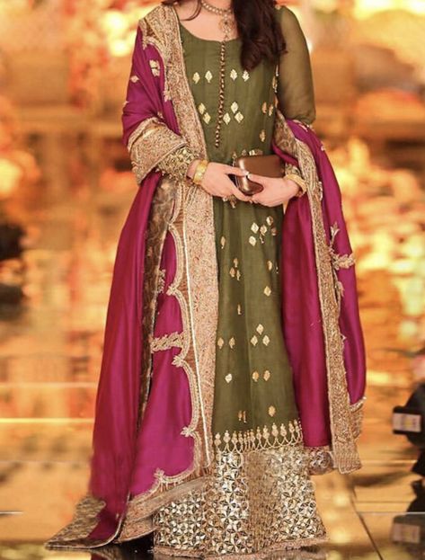 New Stylish Dress, Bridal Mehndi Dresses, Mehndi Dresses, Pakistani Women Dresses, Green Floor, Mehndi Dress, Shadi Dresses, Pakistani Formal Dresses, Girls Party Wear