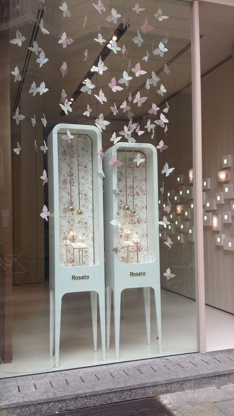 25 Cool And Creative Store's Window Display Ideas | Home Design And Interior Jewelry Shop Window, Creative Jewelry Displays, Display Visual Merchandising, Jewelry Store Displays, Holiday Window Display, Window Display Retail, Jewelry Store Design, Store Window Display, Jewellery Shop Design