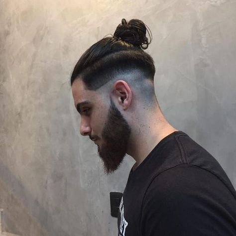 Short men's hairstyles with bun 16 ideas: Fashionable and versatile look - mens-club.online Men Long Hair Bun, Man Bun Haircut, Top Knot Men, Skin Fade Hairstyle, Male Hairstyle, Man Bun Hairstyles, Mens Hairstyles Fade, Undercut Long Hair, Top Knot Hairstyles