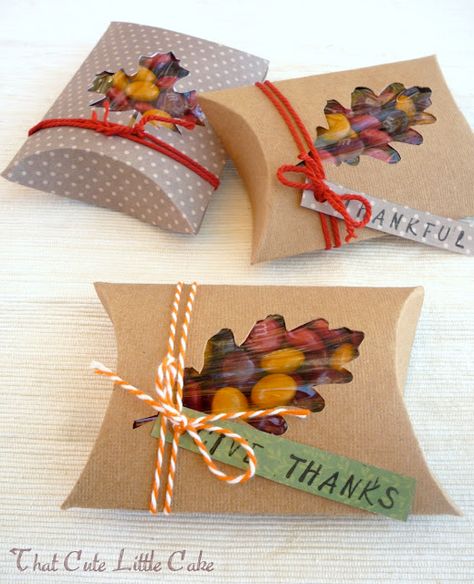 That Cute Little Cake: {Craft} Fall Favor Boxes Fall Favor Boxes, Fall Favor, Thanksgiving Favors, Thanksgiving Treats, Thanksgiving Theme, Free Thanksgiving, Thanksgiving Table Decorations, Pillow Box, Thanksgiving Cards