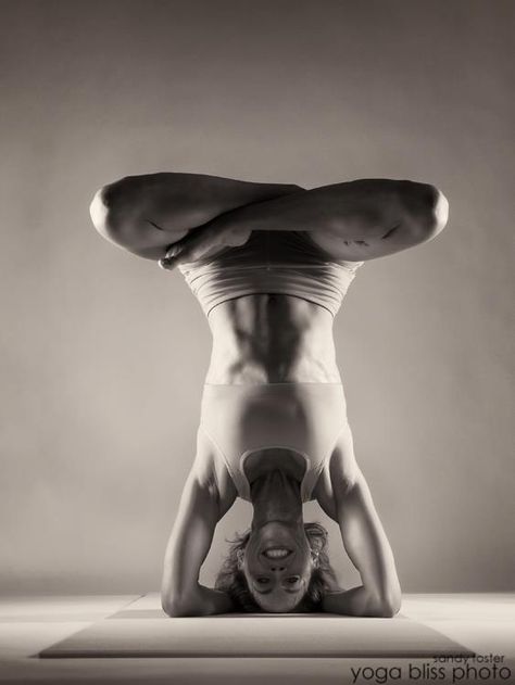 Yoga-bliss Yoga Savasana, Tripod Headstand, Headstand Poses, Pure Yoga, Yoga Party, Headstand Yoga, Spirituality Quotes, Yoga Lotus, Yoga Pictures