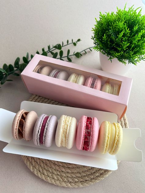 Macaroon Packaging, Easy Macaroons Recipe, Macaroon Box, Kue Macaroon, Food Gift Box, Baking Packaging, Dessert Candles, Macaroon Recipes, Indian Cooking Recipes