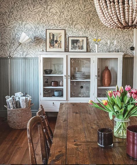 Swedish Country House, Swedish Countryside, Mission House, Swedish Interiors, Country Style Interiors, Swedish Cottage, Large Hallway, Sandberg Wallpaper, Country House Interior