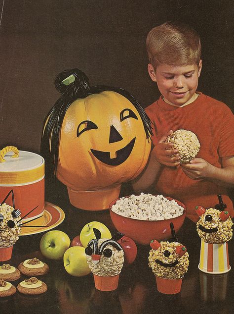 Halloween treats - http://tenmania.com/delicious-scary-halloween-treats/ Scary Halloween Treats, Vintage Circus Party, Vintage Halloween Party, Halloween Popcorn, Halloween Party Food, Vintage Halloween Photos, Vintage Halloween Images, Scary Clowns, Vintage Halloween Decorations