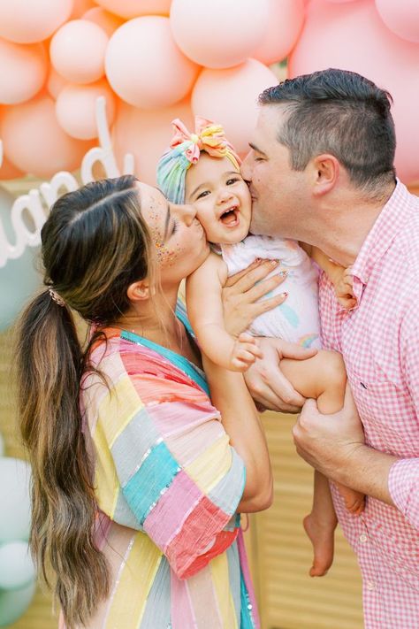 Rainbow Birthday Party Outfit, Birthday Poses With Family, Family Photoshoot For 1st Birthday, 2nd Birthday Party Photoshoot Ideas, 1st Birthday Photoshoot Poses, Rainbow Family Pictures, Birthday Party Photography Ideas, Siblings Birthday Photoshoot, 1 Yo Photoshoot