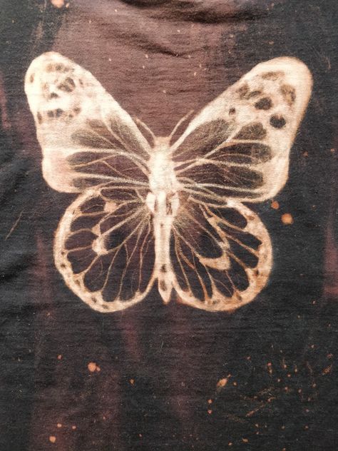 Butterfly painted with bleach on the back of a tshirt Paint On Shirt Ideas, Painting On Shirts Aesthetic, Bleach Paint Sweatshirt, Painted T Shirts Aesthetic, Diy Shirt Drawing, Bleached Shirt Art, Painting On Tshirts Aesthetic, Drawing On Shirts Diy, Hoodie Painting Diy Aesthetic