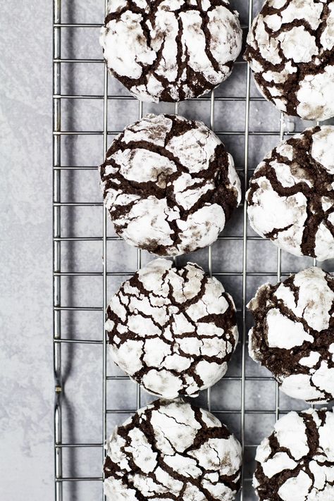 Chocolate Crinkle Cookies - Traditional Christmas cookies that are deliciously thick, soft-baked, and are as rich and fudgy as brownies. These are absolutely the BEST chocolate crinkle cookies! #chocolatecookies #crinklecookies #christmascookies Chocolate Fudge Crinkle Cookies, Christmas Crinkle Cookies, Chocolate Truffle Cookies, Traditional Christmas Cookies, Truffle Cookies, Gluten Free Christmas Cookies, Crinkle Cookies Recipe, Chocolate Crinkle, Delicious Christmas Cookies