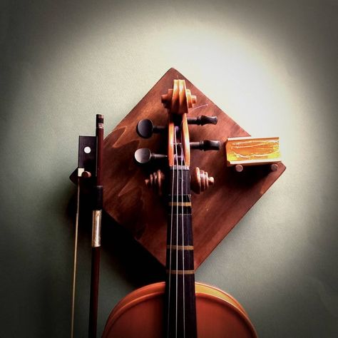 Violin Display, Violin Holder, Violin Stand, Music Orchestra, Cool Violins, Guitar Display, Music Corner, Guitar Hanger, Violin Bow