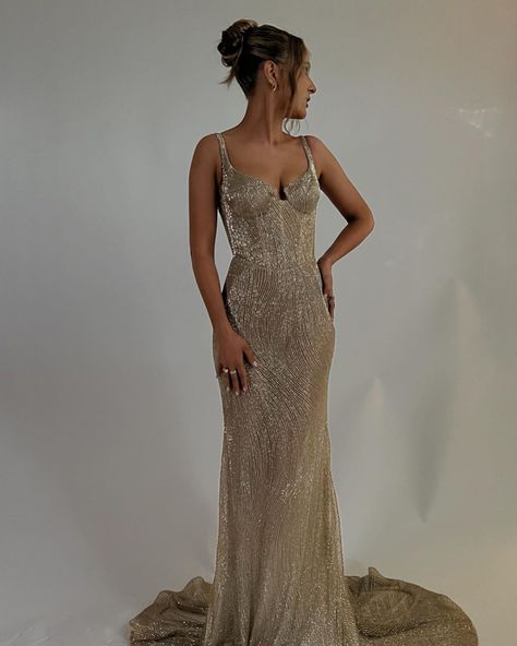 Gold Wedding Guest Dresses, Sparkly Bridesmaids, Gold Dresses Long, Gold Sparkly Dress, Wedding Guest Outfit Ideas, Gold Formal Dress, Short Bridal Dress, Bridal Party Gowns, Beach Wedding Guest Dress