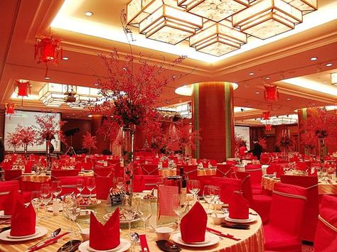 chinese wedding banquet decor Chinese Restaurant Wedding, Chinese Wedding Banquet, Asian Wedding Themes, Chinese Theme Parties, Chinese Banquet, Modern Chinese Wedding, Chinese Wedding Decor, Banquet Decor, Themed Wedding Decorations