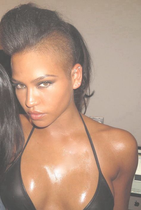 Start the new year off with a bold edgy look... By shaving the sides of your head off... All the hottest celebrities from Cassie to Kalis.. Cassie V, Girl Mohawk, Cassie Ventura, Half Shaved, Short Bangs, Shaved Head, New Energy, Edgy Look, Curled Hairstyles