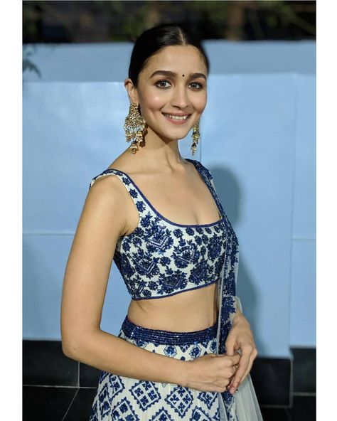 KB Blue And White Lehenga, Alia Bhatt Saree, Alia Bhatt Photoshoot, White Lehenga, Celebrity Casual Outfits, Bollywood Hairstyles, Actress Without Makeup, Pakistani Wedding Outfits, Indian Dresses Traditional