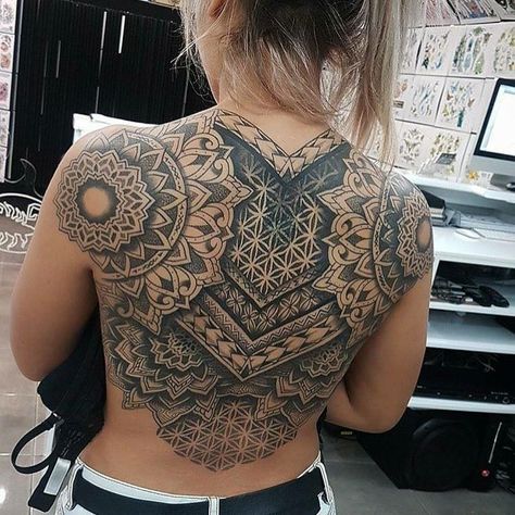 Like really pretty armor love it! Maori Tattoo Frau, Tattoo Crane, Backpiece Tattoo, Tato Minimal, Full Back Tattoos, Mandala Tattoo Design, Cute Tattoos For Women, Back Tattoo Women, Maori Tattoo