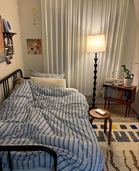 Uni House Aesthetic, Aesthetic Boys Bedroom, Aesthetic Rugs Bedroom, Boy Bedroom Aesthetic, Boy Room Aesthetic, Hostel Room Decoration, Boy Dorm Room, Small Minimalist Bedroom, Normal Bedroom