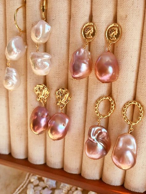 🎉🍾 Just look at these amazing AKOYA pearl beads!! Preparing for a busy weekend of craft shows by creating eye-catching baroque pearl neckpieces. Each bead strung is a note in the symphony of design. 🎶👗 #FestiveCreations #pearlartist #ArtisanJewelry #PearlNecklace #pearlearing #earringlove #earringslover #handmadeearings #handmadejewelry #earringstagram #earringshandmade #earringsoftheday #earringaddict #HandmadeJewelry #PearlCraft #pearls #baroquepearl #baroqueearring #handmadewithlove #pea... Filipino Pearl Jewelry, Pearl Jewelry Vintage, Pearl Jewellry, Baroque Pearl Jewelry, Bridesmaids Accessories, 80s Outfits, Baroque Pearls Jewelry, Pearl Earrings Designs, Pearl Crafts