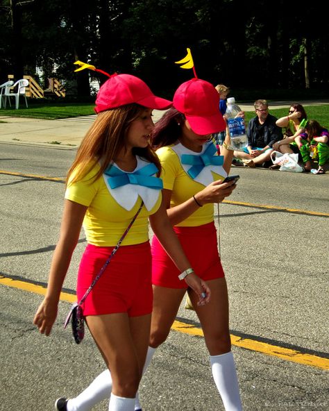 Tweedle Dee And Tweedle Dum, Best Friend Costumes, Twin Costumes, 2015 Halloween Costumes, Tweedle Dum, Friend Costumes, Disney Costume, Bff Halloween Costumes, Tweedle Dee