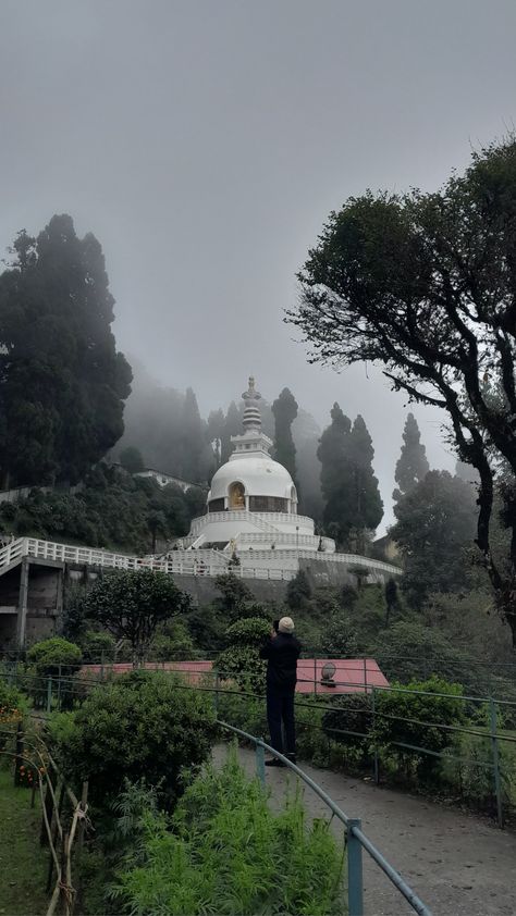 📍peace pagoda, Darjeeling Peace Pagoda Darjeeling, Darjeeling Aesthetic Photos, Darjeeling Aesthetic, Darjeeling Photography, Indian Mountains, India Places, Cool Live Wallpapers, Travel Pose, Travel 2024