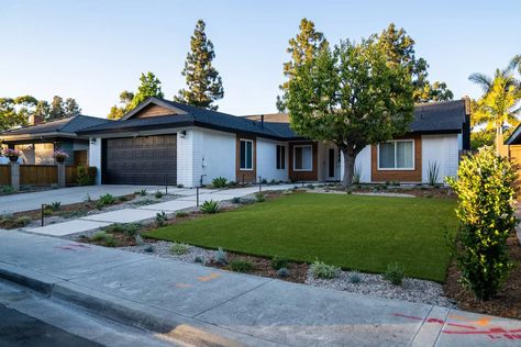 Front Yard With Turf, Mid Century Modern Landscape Front Yard, Drought Tolerant Landscape Front Yard, Mid Century Landscaping, Mid Century Exterior, Modern Front Yard, Front Yard Design, Low Maintenance Landscaping, Exterior Makeover