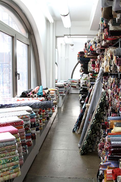 Fabric Shop Display, Fabric Store Design, Fashion Dream Job, Fashion Designer Studio, Sarah Jane, Boutique Interior, Store Design Interior, Sewing Rooms, Store Displays