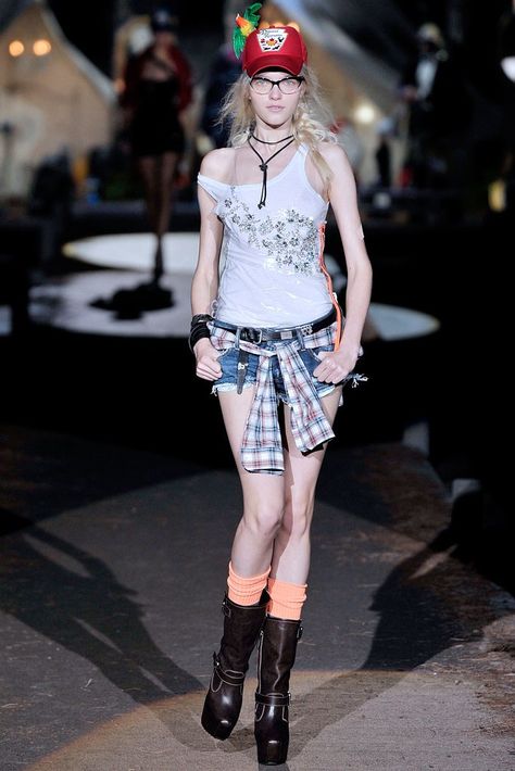 Dsquared2 Spring 2010 Ready-to-Wear collection, runway looks, beauty, models, and reviews. Vlada Roslyakova, Mac Collection, Extreme Fashion, 90s Inspired Outfits, Fashion Layout, New Mac, Fashion Themes, Latest Makeup, Athletic Style