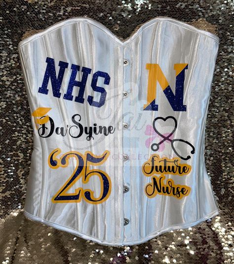 CUSTOM #senior2025 CORSET ! 🎓 Done by @jaicreativecollection 🎀 —————————— DM or TEXT (313)318-0114 to place an order📲 ✨ —————————— SHIPPING IS AVAILABLE! 📦 | Class of 2025, start placing your custom orders for this upcoming season 🔥 —————————— #senior2025 #futurenurse #seniorszn #customcorset #jaicreativecollection🎀 #seniorsets #detroitsmallbusiness #NHS #customsenioroutfit #customskirtset Graduate Photoshoot, Portrait Outfits, Senior Outfits, Senior Portrait Outfits, Senior Szn, Custom Corsets, Senior Photo Outfits, Beautiful Photoshoot Ideas, Class Of 2025