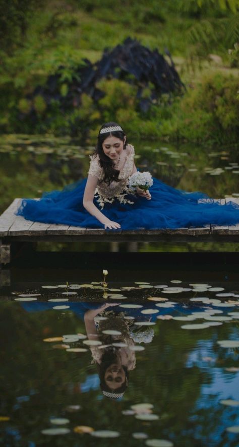 Photo Ideas For Quinceanera, Book De Fotos 15 Ideas, Quinceañera Photoshoot Ideas, Quince Photoshoot Ideas, Pre Debut Photoshoot, Quinceanera Dances, Quince Pictures, Quinceanera Pictures, Fairytale Photoshoot