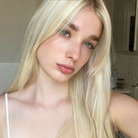 Avery Ovard, Avrey Ovard, Bathroom Selfies, Girl Bathroom, Unique Faces, Girls Bathroom, Junk Drawer, Real Girls, Platinum Blonde