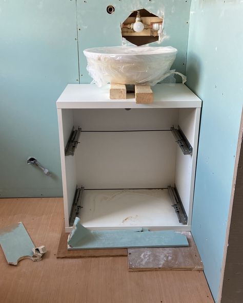 DIY bespoke built in bathroom IKEA vanity unit hack 🔨 If I told you this bathroom vanity unit was all built out of @ikeauk BESTA carcasses would you believe me? Even the doors are from IKEA! When planning our en-suite I knew that I wanted a built in vanity but didn’t want to pay over the odds for one. They can be so expensive, so I started working out how I could achieve the same high end look but on a budget. Here’s a breakdown of what we purchased for the hack; 2 x Besta Units = £80 2... Ikea Bathroom Hack, Ikea Bathroom Vanity Hack, Bathroom Ikea, Ikea Bathroom Vanity, Ikea Vanity, Built In Vanity, Bathroom Vanity Unit, Ikea Bathroom, Diy Ikea Hacks