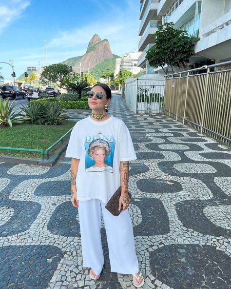 ☕️✨🇧🇷 | Instagram Pants Tshirt Outfit, White Tshirt Outfits, 2024 Fits, Looks Pinterest, Tshirt Outfit, Streetwear Pants, Pants Outfits, Looks Street Style, Comfy Fashion