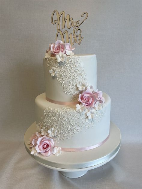 Pink Rose Wedding Cake, 2 Tier Wedding Cakes, Wedding Cake Pearls, Tiered Cake Design, Wedding Cake Cookies, Cake Decorating Icing, Pink And White Weddings, Diy Wedding Cake, Small Wedding Cakes