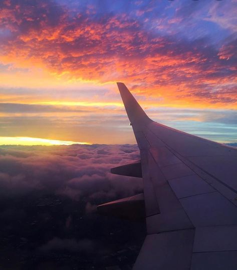 Gorgeous sunset...from an airplane view 😍 . . . #planeview #plane #sky #flight #clouds #sunset #windowseat #photography #travel #nature… Plane Window Aesthetic, Hublot Avion, Plane Window View, Plane Wing, Window Aesthetic, Plane Photography, Airplane Window View, Plane Window, Airplane Wallpaper