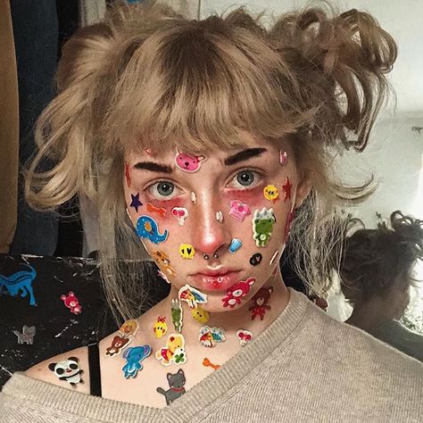 Sticker On Face Aesthetic, Sticker Face Aesthetic, Stickers On Face Drawing, Makeup Eyeshadow Natural, Natural Eyeshadow Makeup, Stickers On Face, Cara Makeup, Eyeshadow Natural, Makeup Everyday