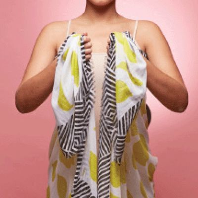 How to fashion a sarong (or oversized scarf) into a cute poolside number. How To Tie A Sarong, Hawaiian Wrap Dress, Sew Shirt, Sarong Tying, Beach Wrap Dress, Head Scarf Tying, Beach Scarf, Collars Diy, Sarong Dress